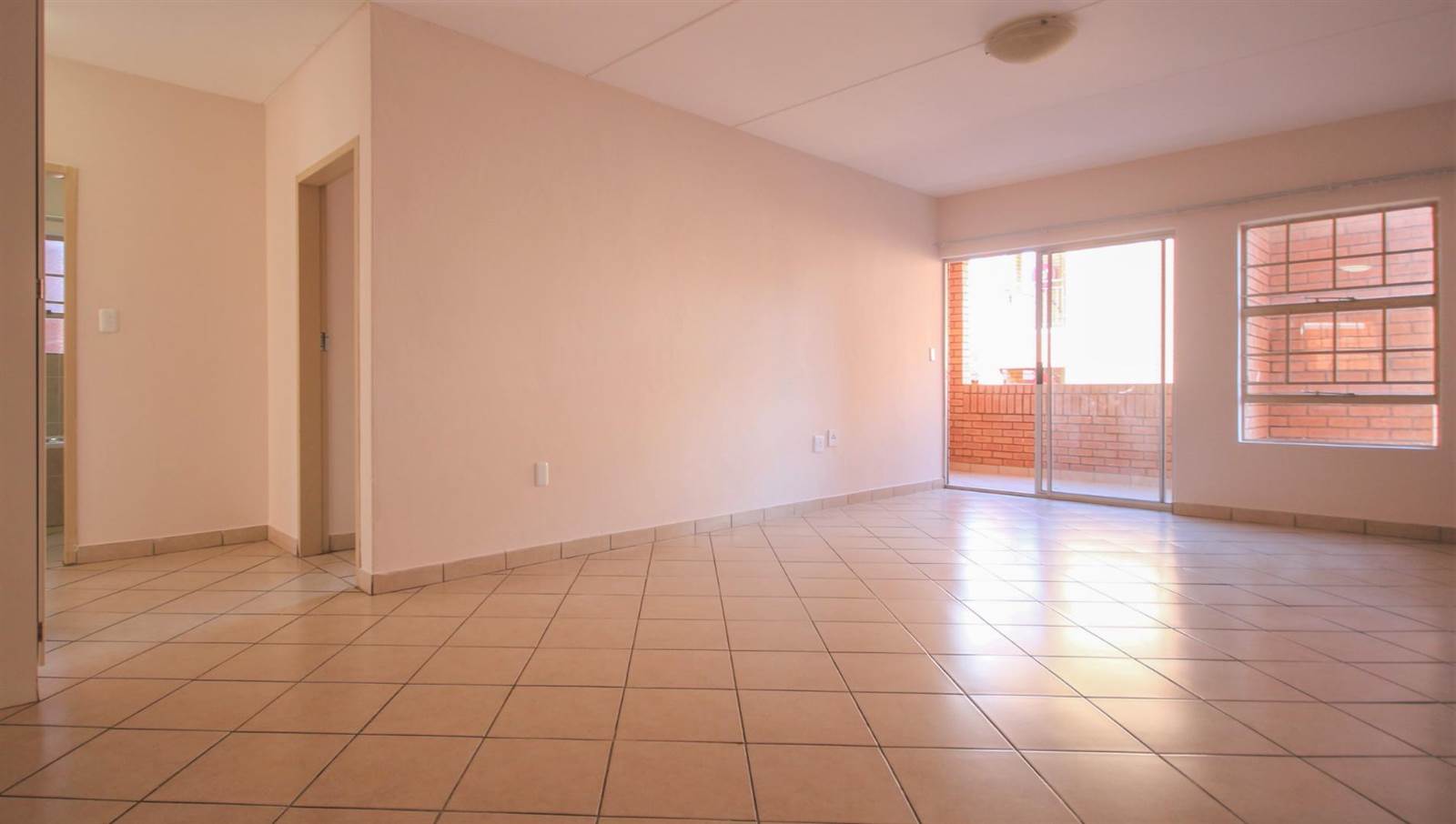 3 Bed Apartment in Hazeldean (Silverlakes Surroundings) photo number 8