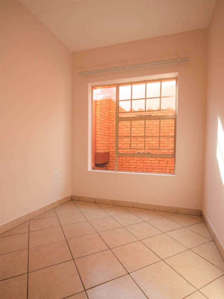 3 Bed Apartment in Hazeldean (Silverlakes Surroundings) photo number 18