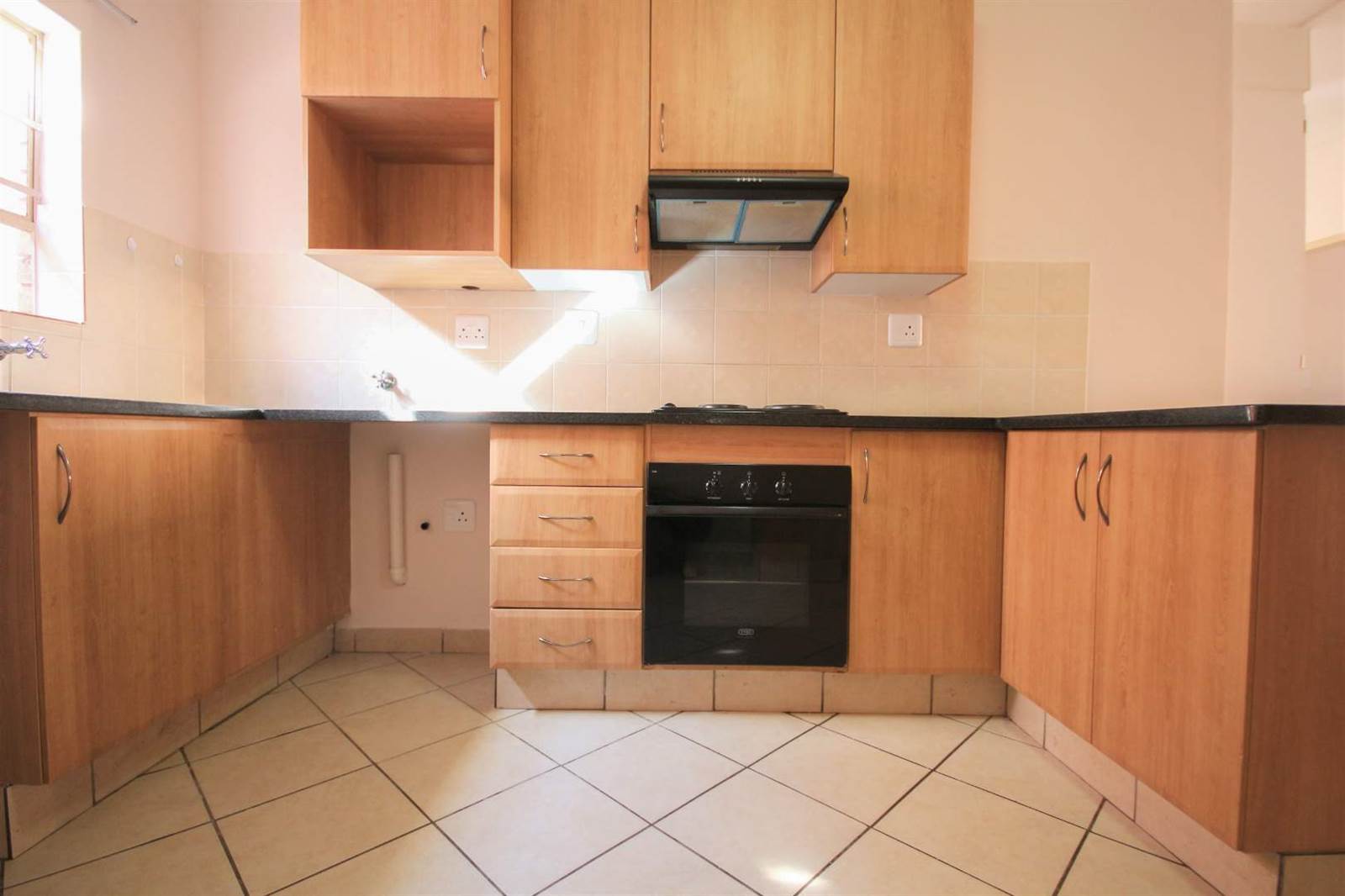 3 Bed Apartment in Hazeldean (Silverlakes Surroundings) photo number 4