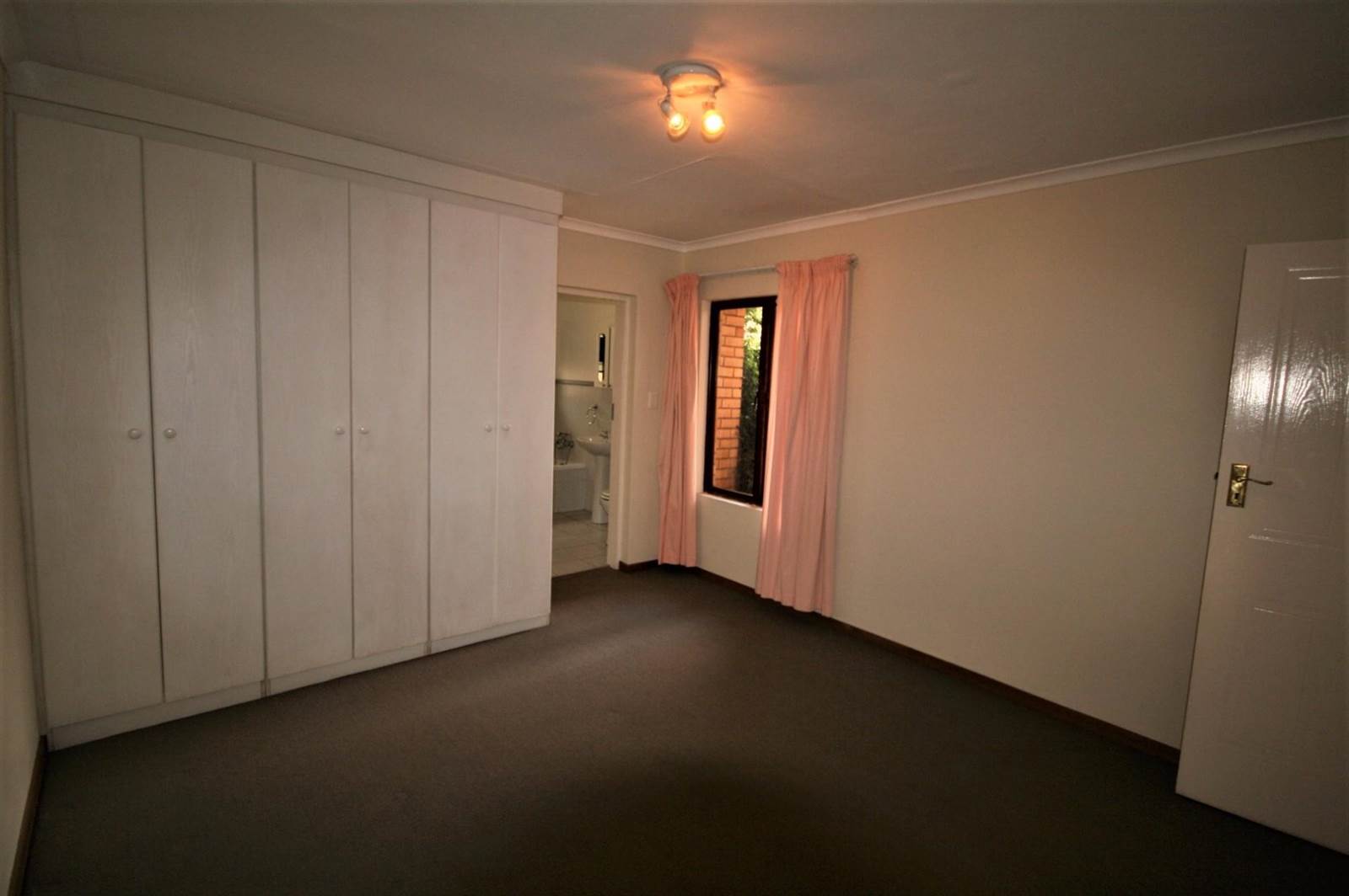 4 Bed House in Woodhill photo number 9