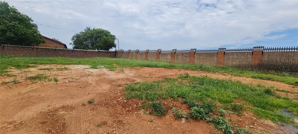 640 m² Land available in Century Manor Estate photo number 2