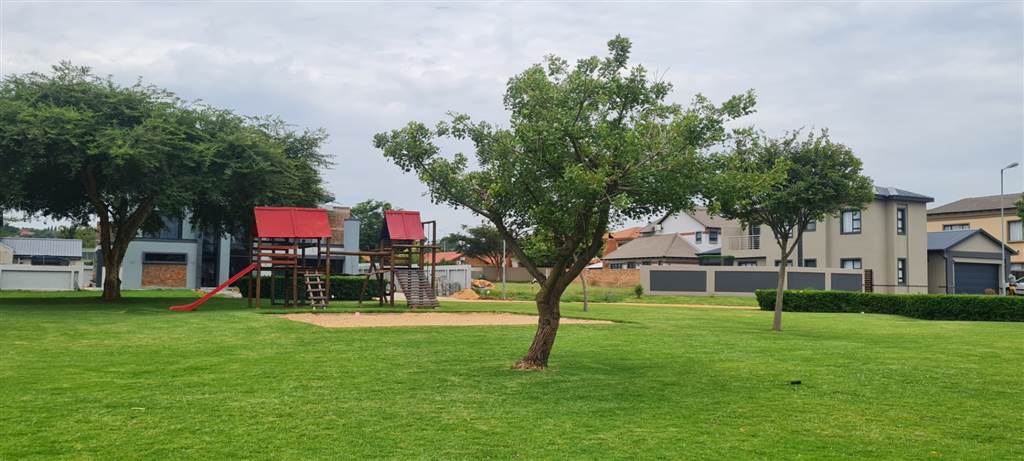 640 m² Land available in Century Manor Estate photo number 6