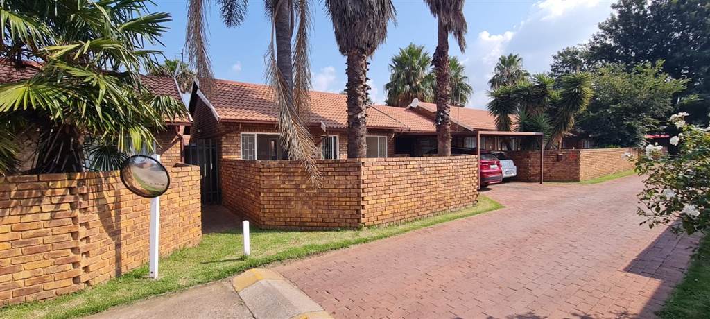 2 Bed House in Glen Marais photo number 3