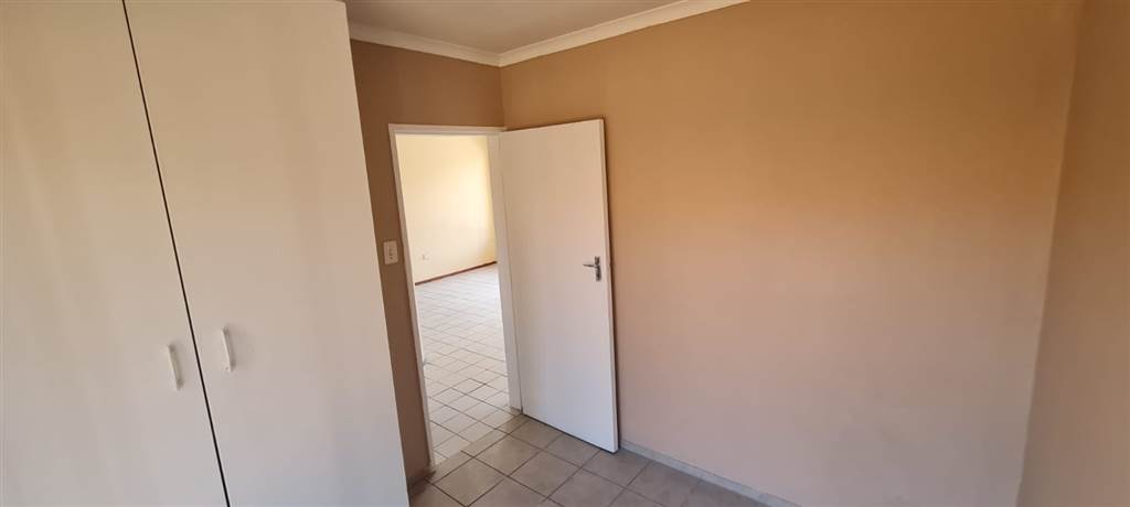 2 Bed House in Glen Marais photo number 11