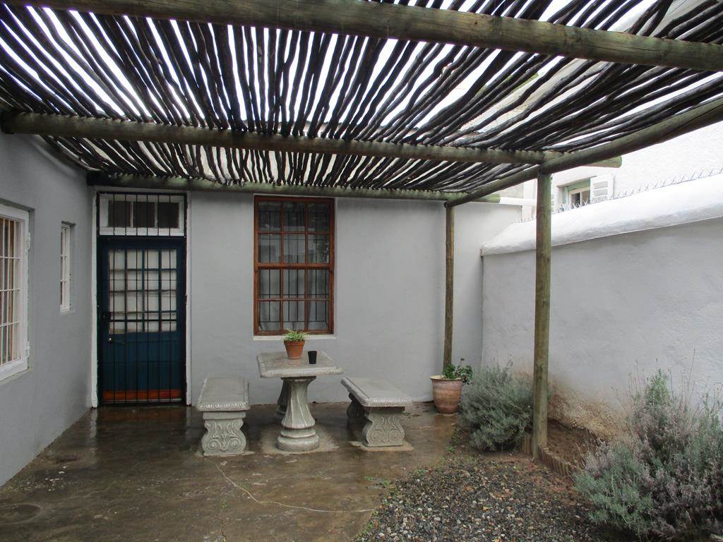 2 Bed House in Graaff Reinet photo number 2