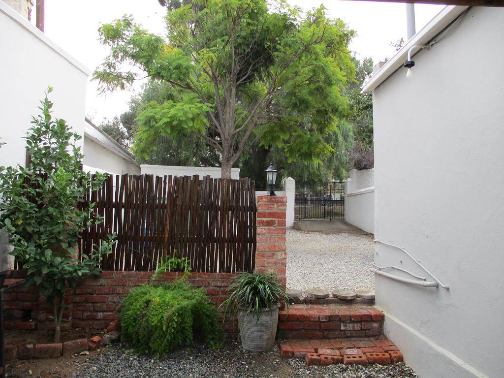 2 Bed House in Graaff Reinet photo number 12