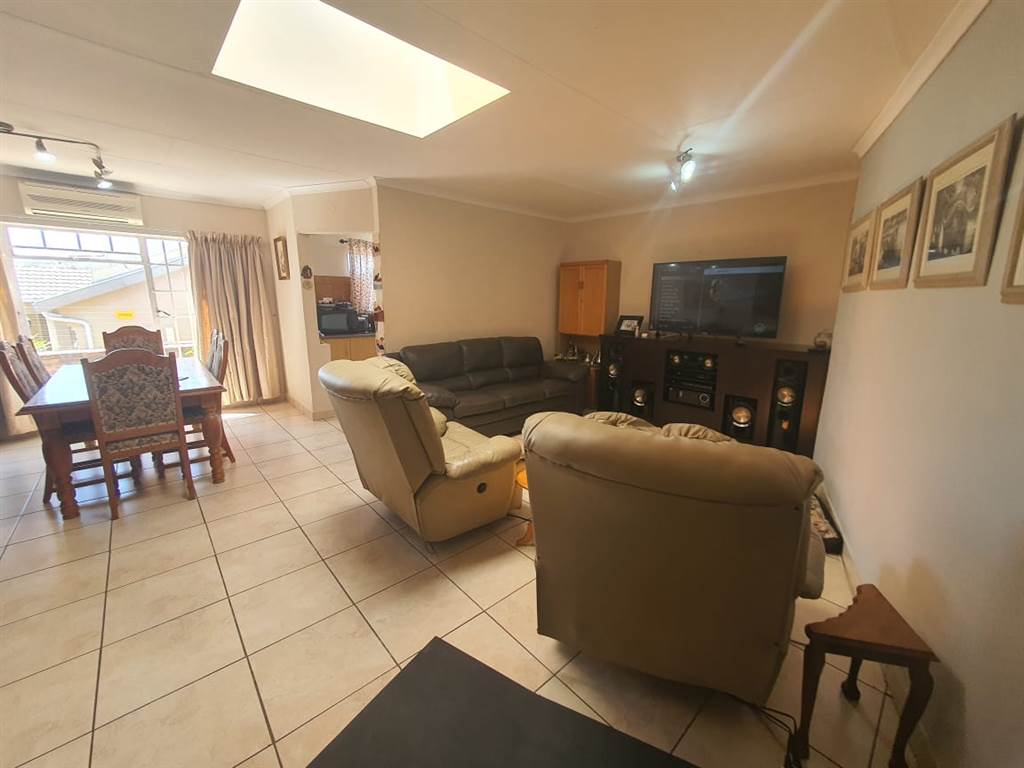 4 Bed House in Glenvista photo number 7