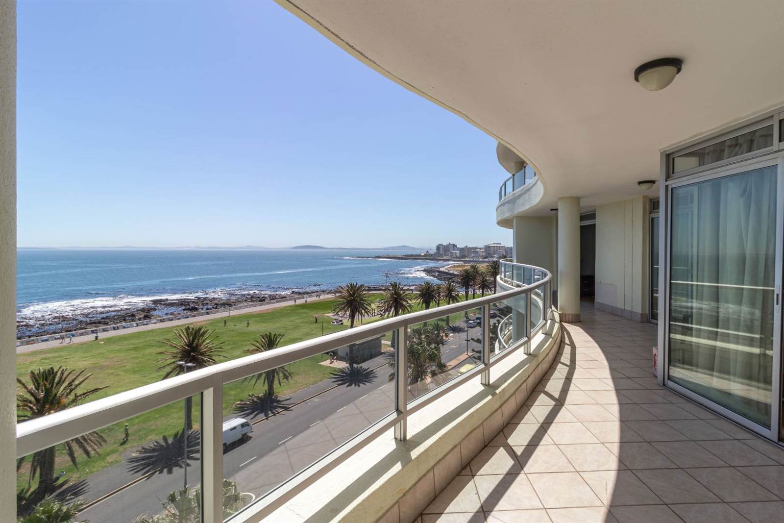 4 Bed Apartment in Sea Point photo number 1