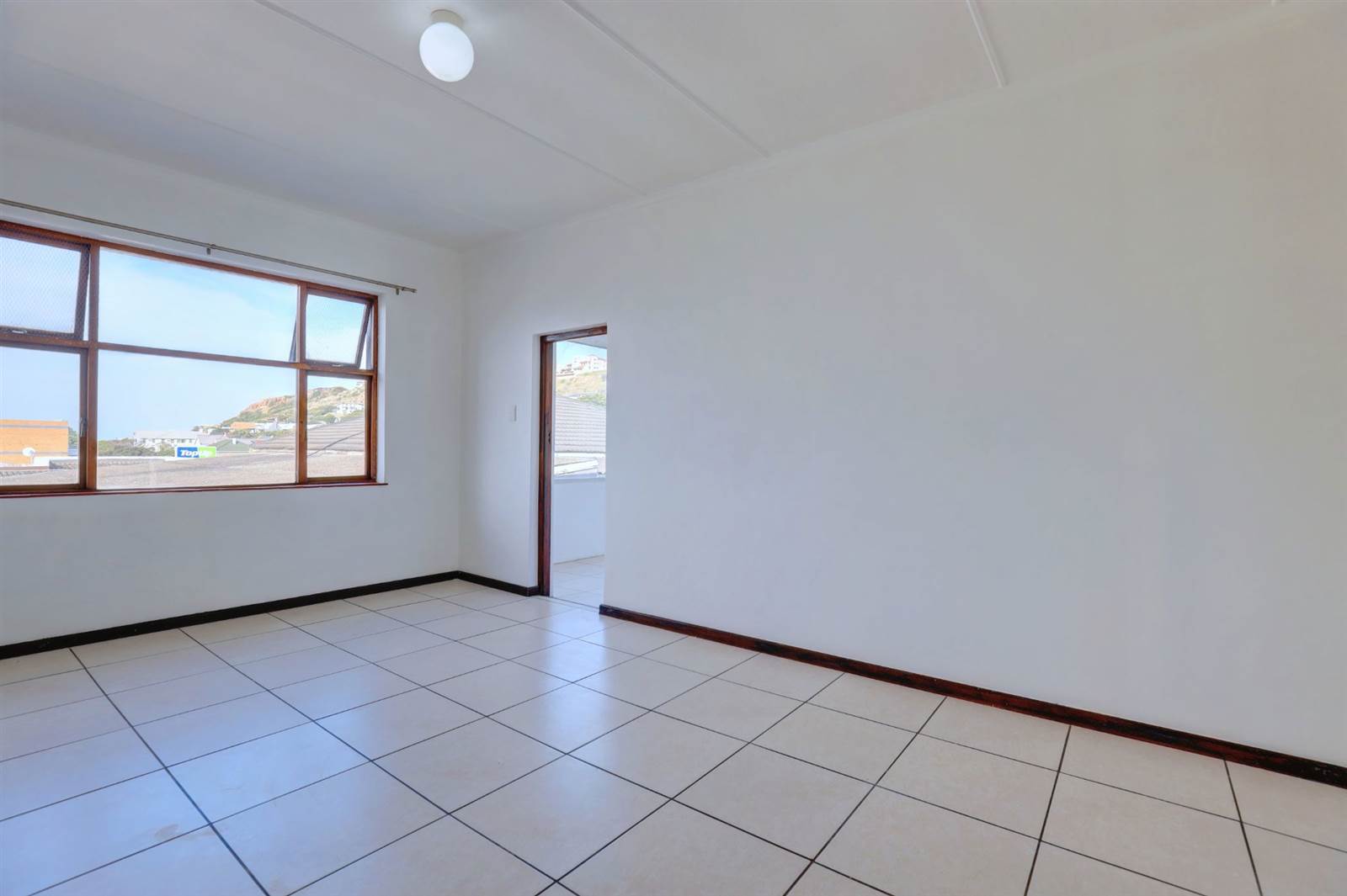 2 Bed Apartment in Mossel Bay photo number 4