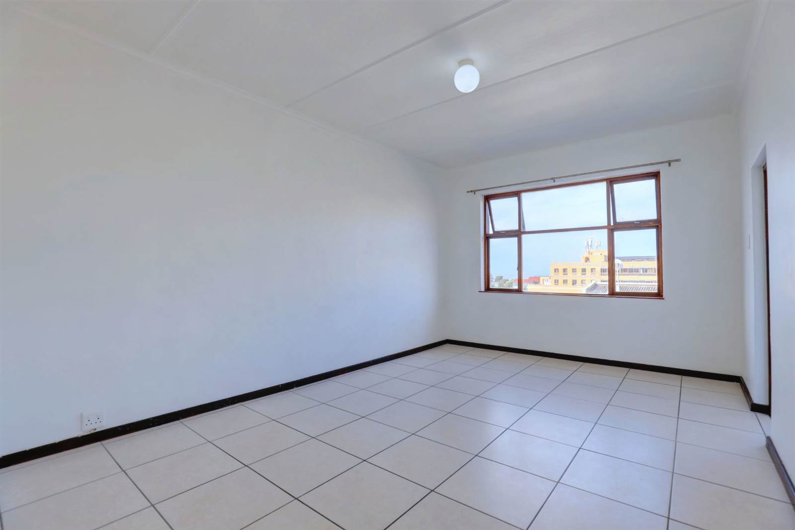 2 Bed Apartment in Mossel Bay photo number 3