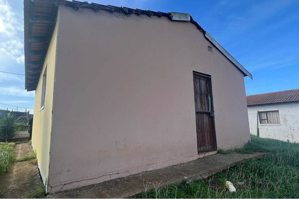 2 Bed House in Kwa Nobuhle photo number 2