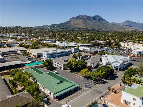 54  m² Commercial space in Somerset West Central