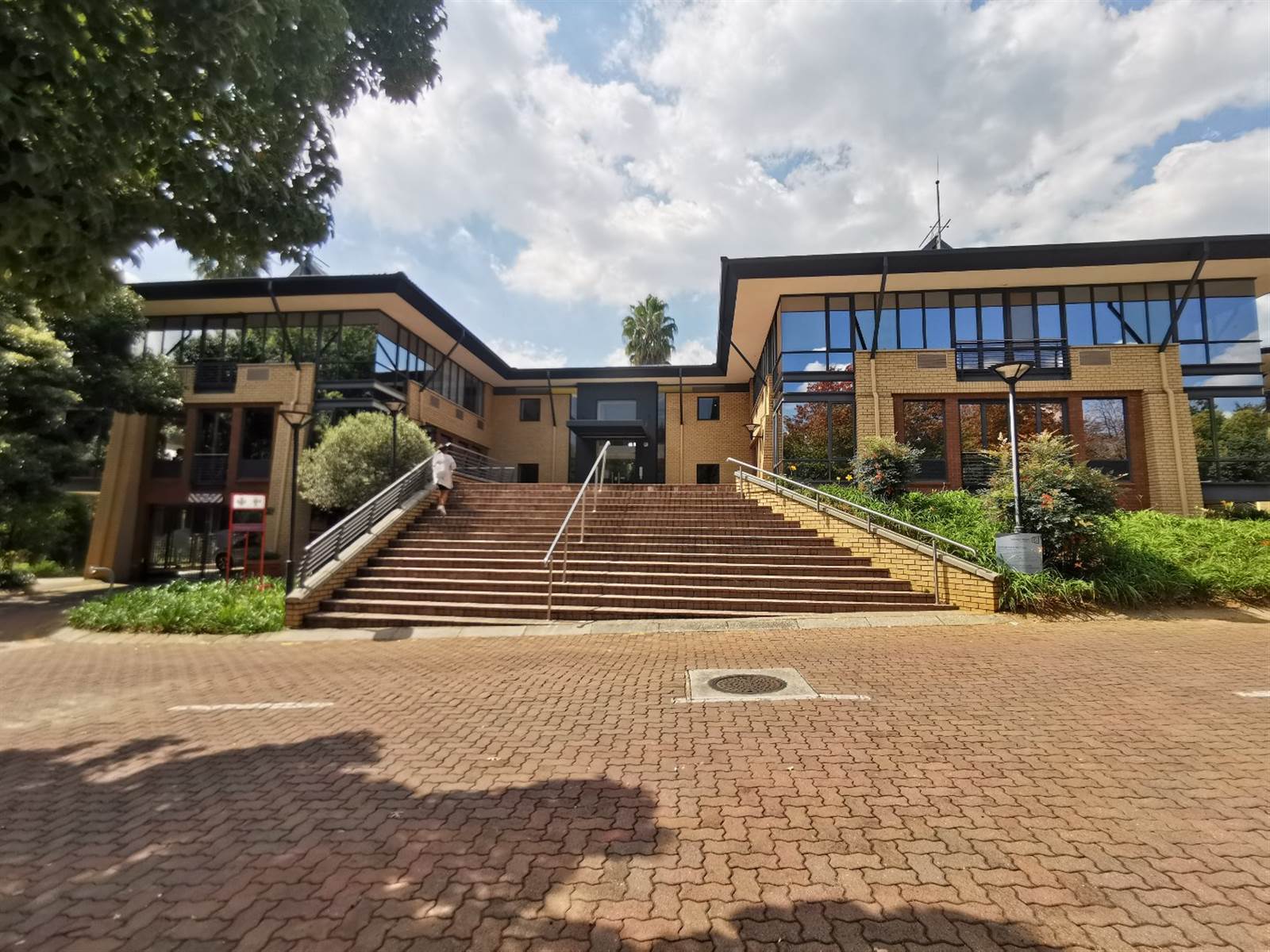 684  m² Office Space in Constantia Kloof photo number 2