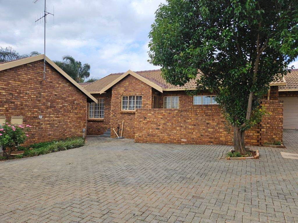 3 Bed Simplex in Highveld photo number 21