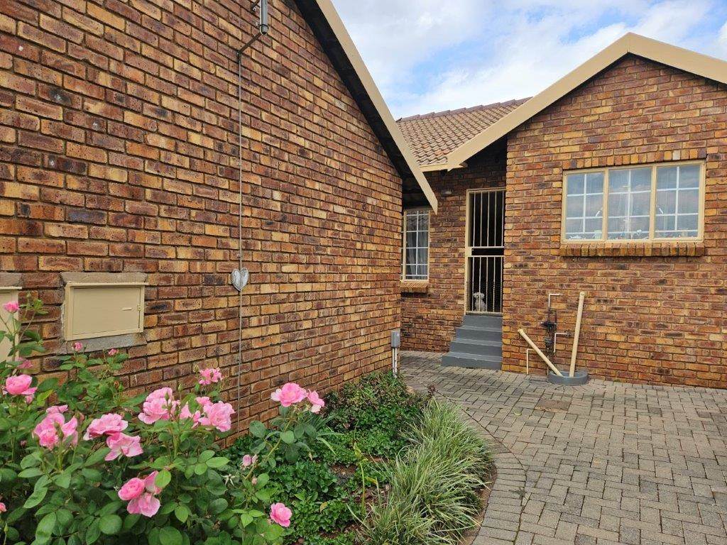 3 Bed Simplex in Highveld photo number 20