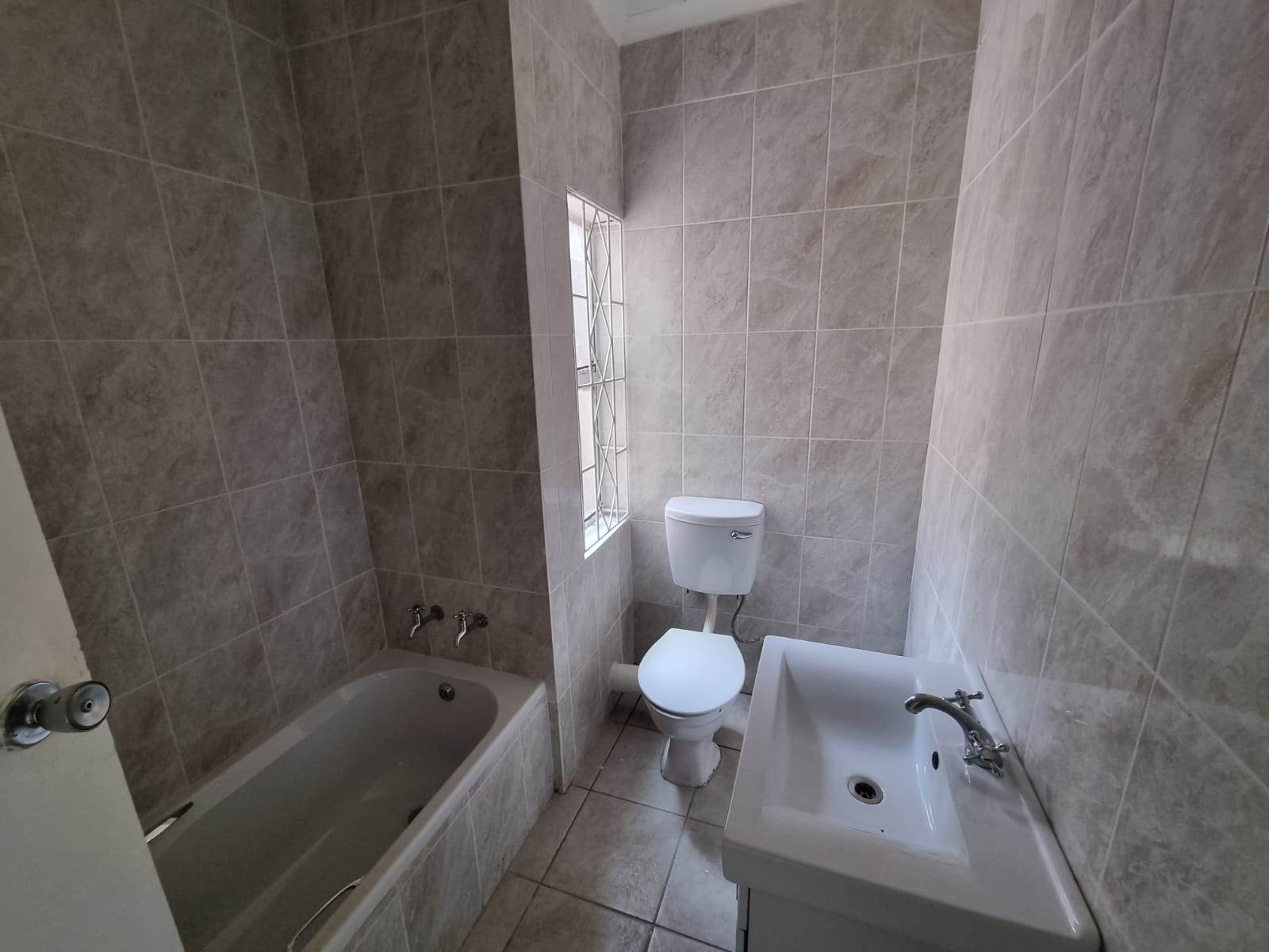 2 Bed Apartment in Turffontein photo number 12
