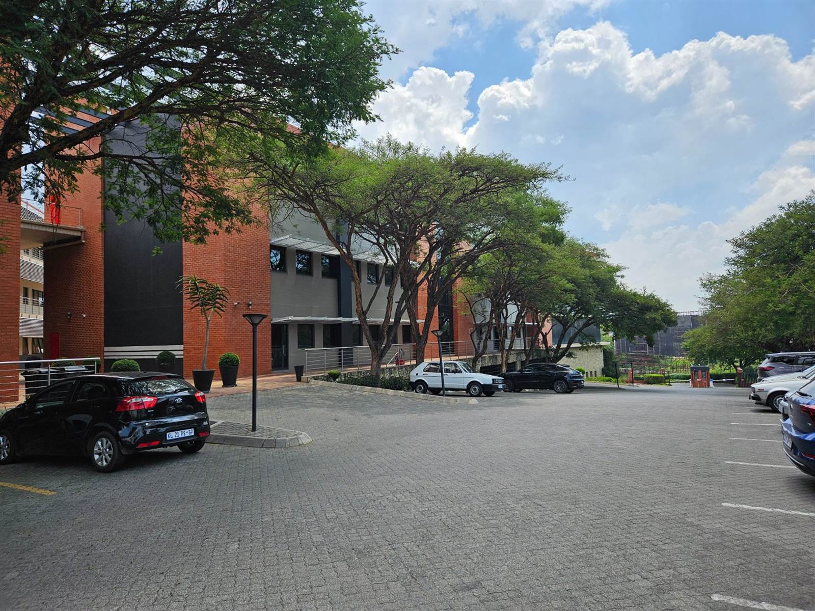 197  m² Commercial space in Woodmead photo number 1