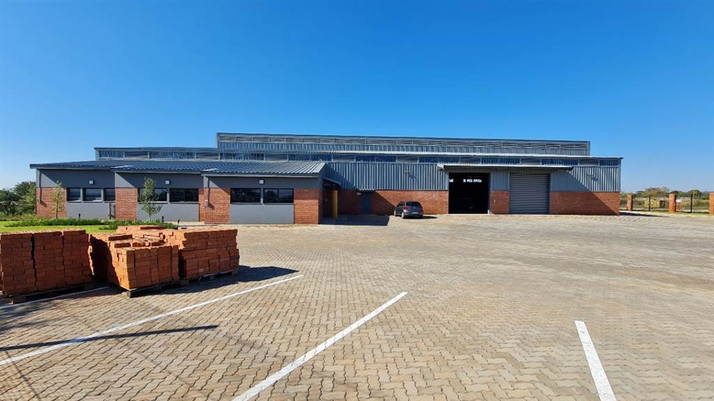 1730  m² Industrial space in Monavoni photo number 24