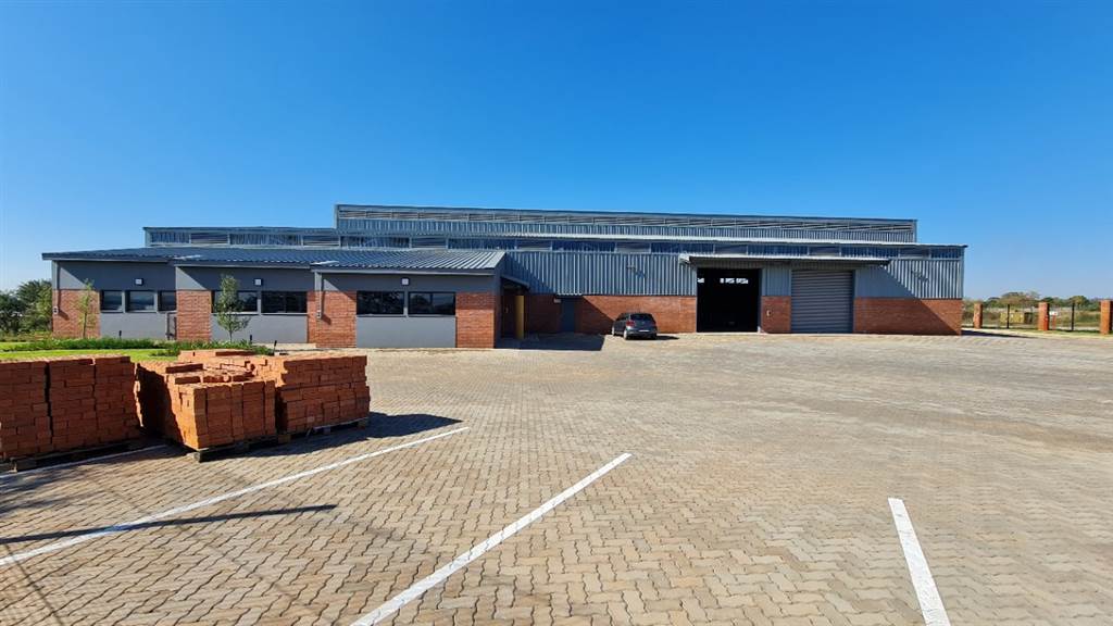 1730  m² Industrial space in Monavoni photo number 25