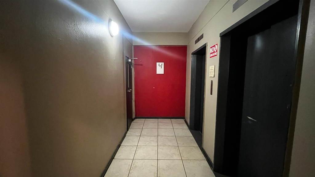 1 Bed Apartment in Braamfontein photo number 2