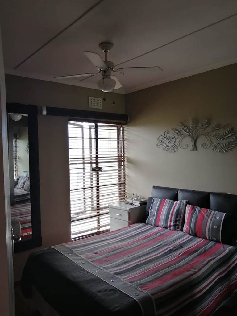 2 Bed Apartment in Scottburgh South photo number 22