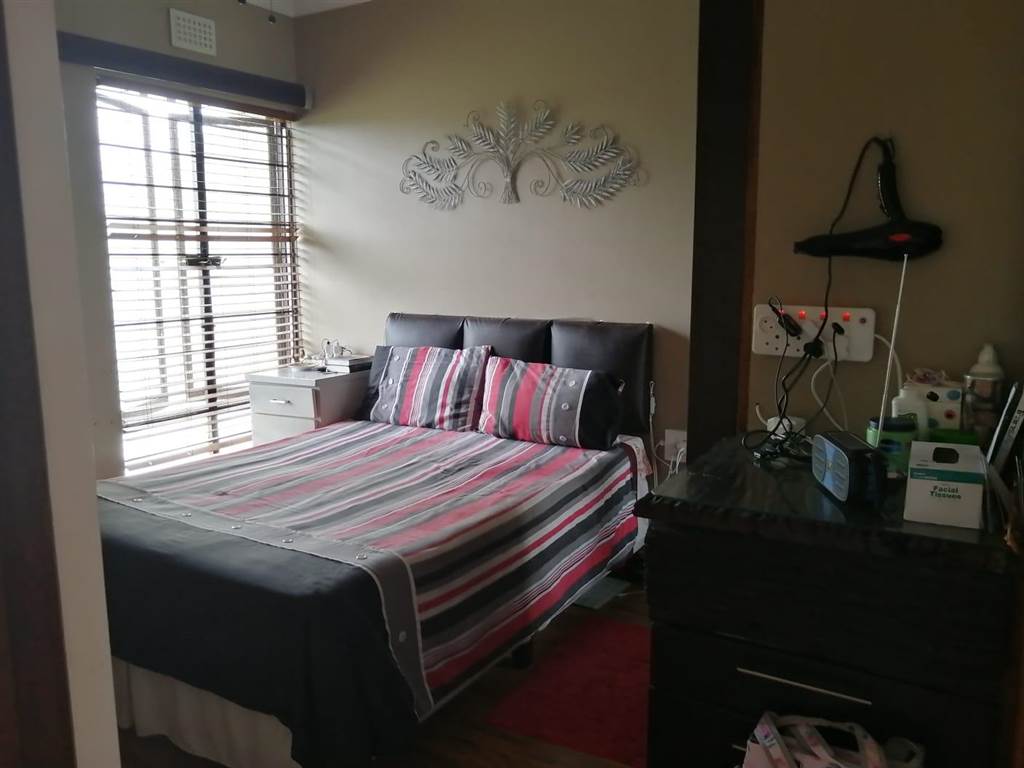 2 Bed Apartment in Scottburgh South photo number 18
