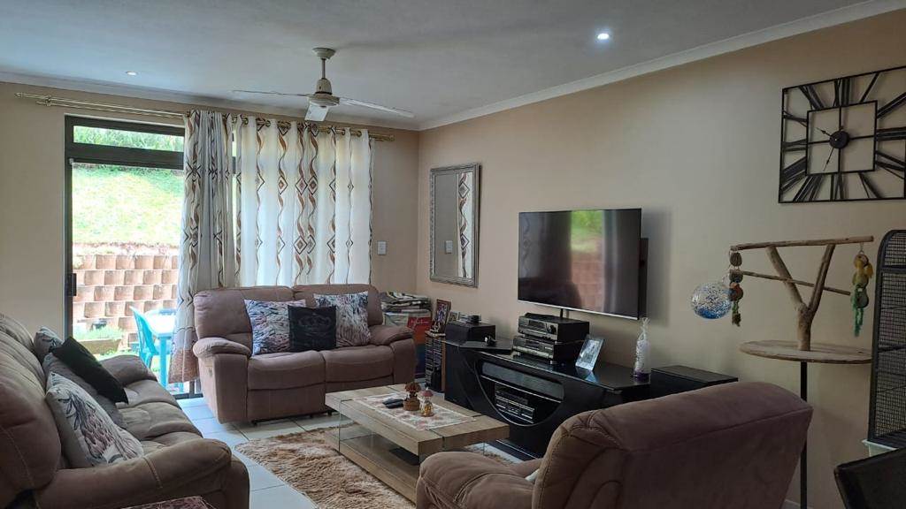 2 Bed Flat in Illovo Beach photo number 6