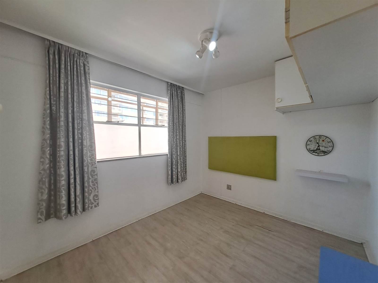 2 Bed Apartment in Parktown photo number 28