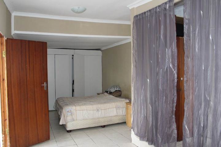 7 Bed House in Kunene Park photo number 26