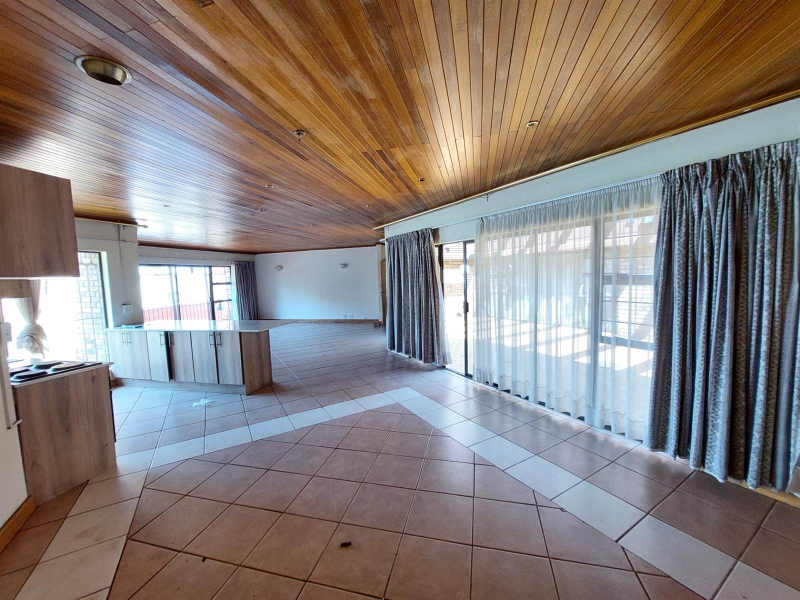 2 Bed Townhouse in Laudium photo number 9