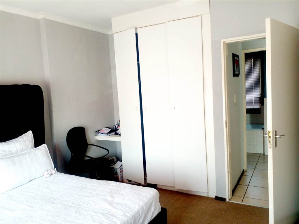 1 Bed Apartment in Ruimsig photo number 16