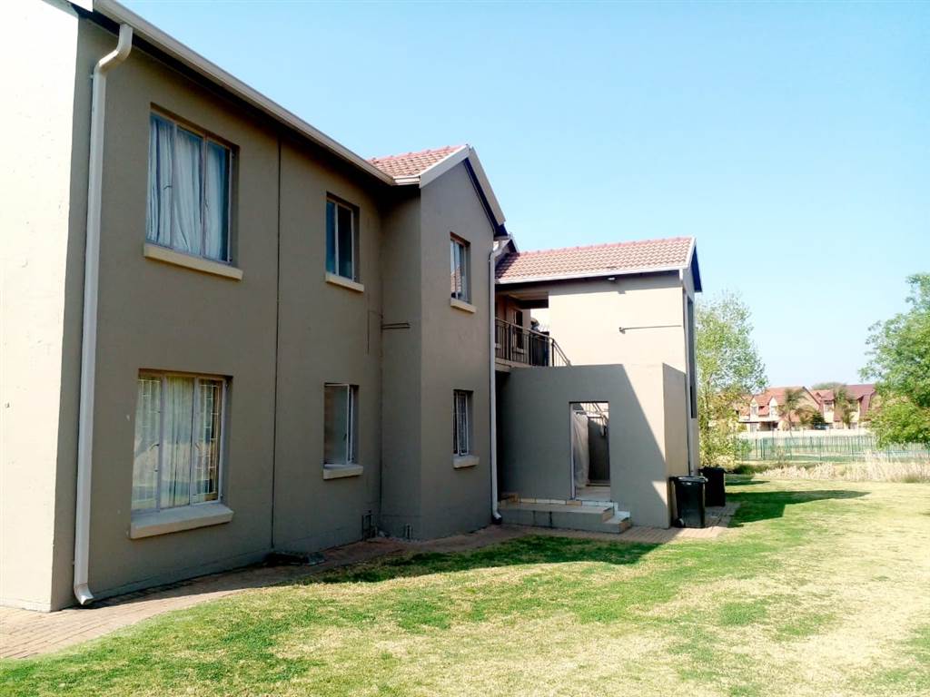 1 Bed Apartment in Ruimsig photo number 3