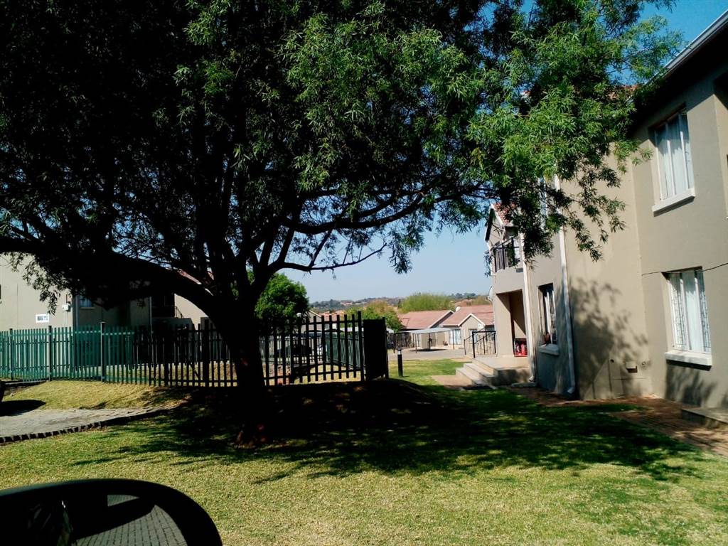 1 Bed Apartment in Ruimsig photo number 21