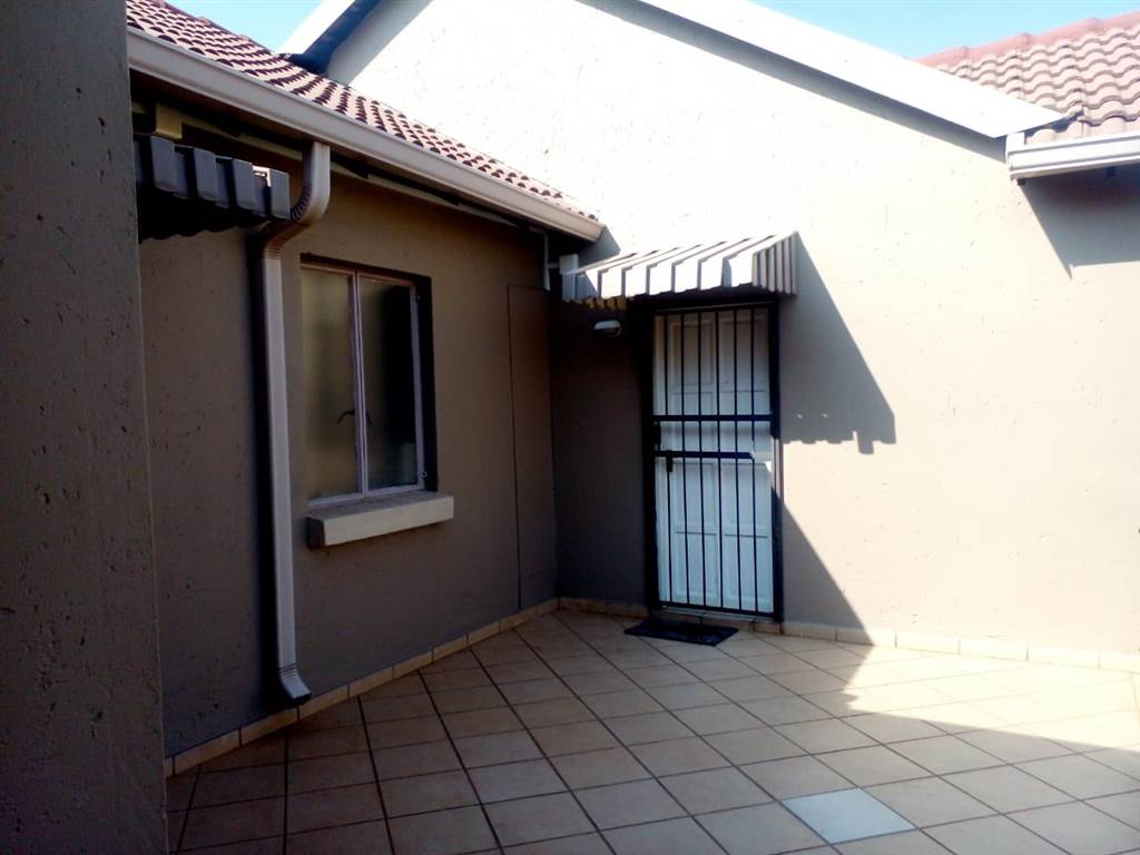 1 Bed Apartment in Ruimsig photo number 7