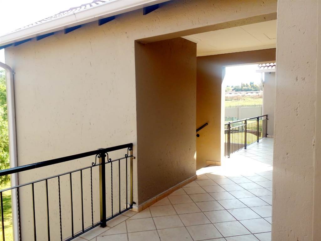 1 Bed Apartment in Ruimsig photo number 6