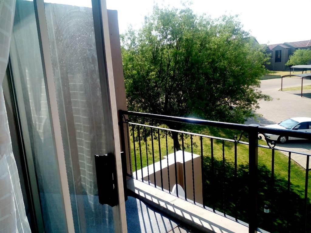 1 Bed Apartment in Ruimsig photo number 12