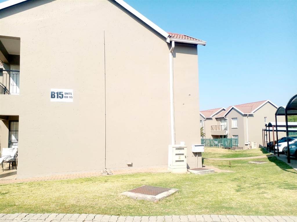 1 Bed Apartment in Ruimsig photo number 18