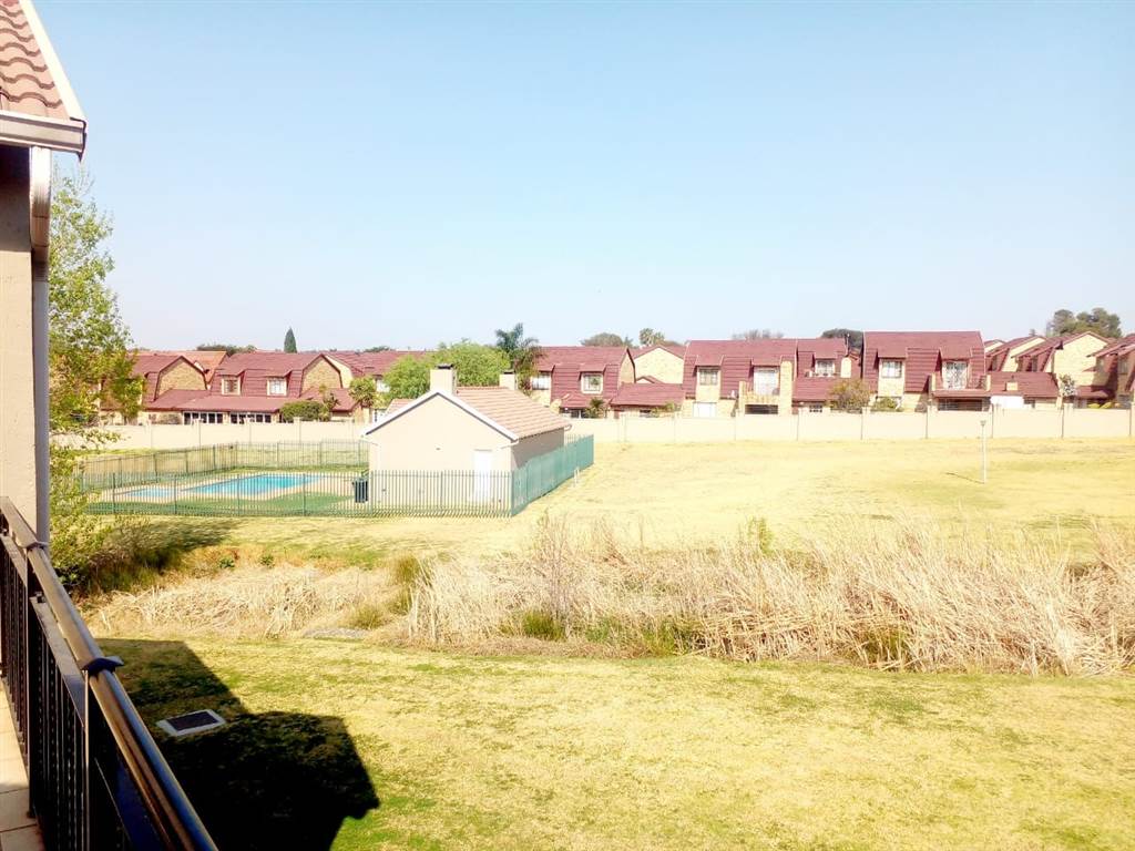 1 Bed Apartment in Ruimsig photo number 20