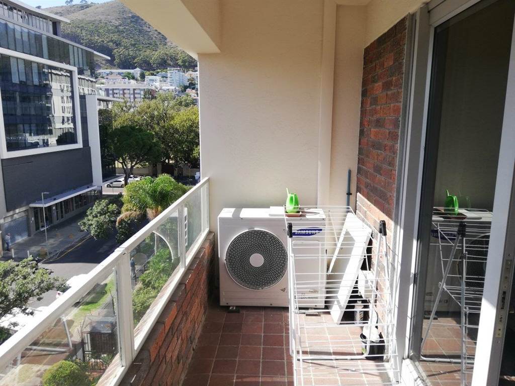 2 Bed Apartment in Sea Point photo number 15