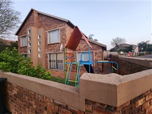 3 Bed Duplex in Heuwelsig Estate