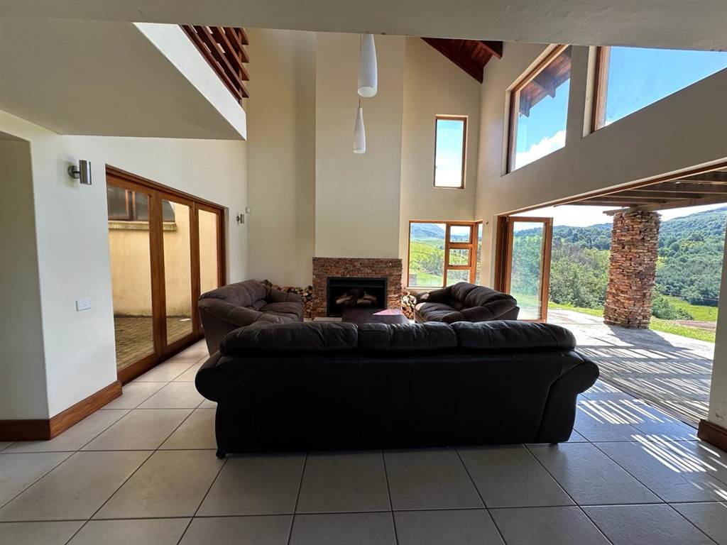 4 Bed House in Underberg photo number 8