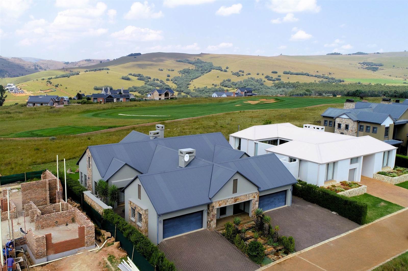 4 Bed House in Dullstroom photo number 2