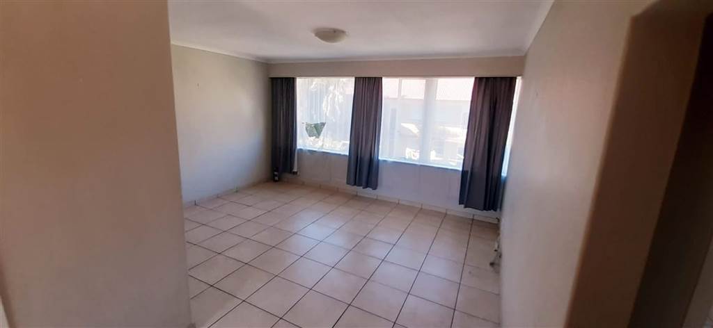 2 Bed Flat in Secunda photo number 3