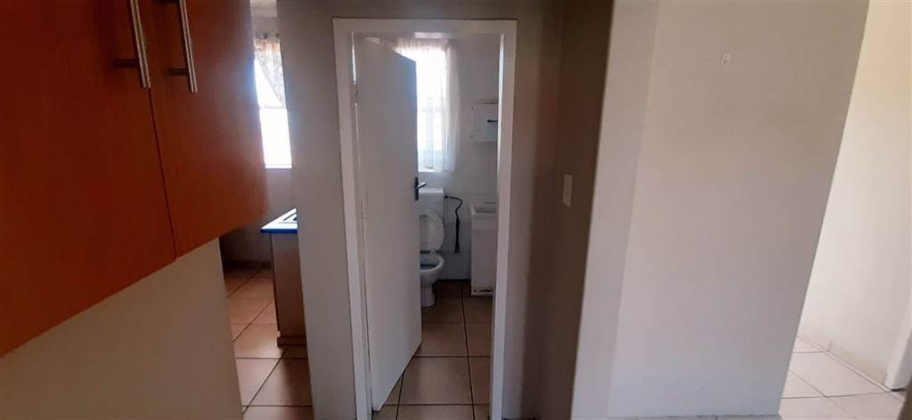 2 Bed Flat in Secunda photo number 11