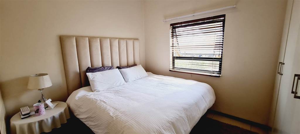 2 Bed Apartment in Roodepoort Central photo number 15