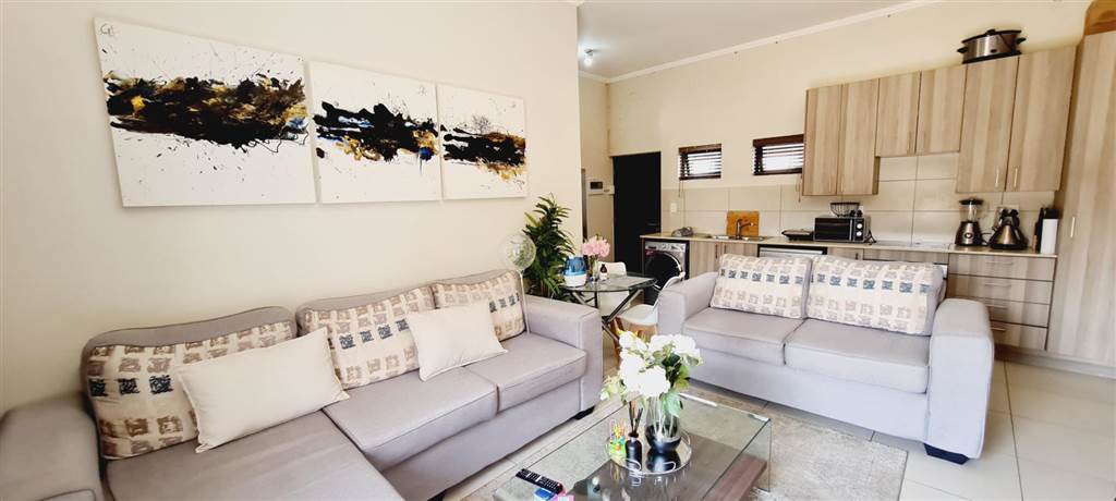 2 Bed Apartment in Roodepoort Central photo number 9
