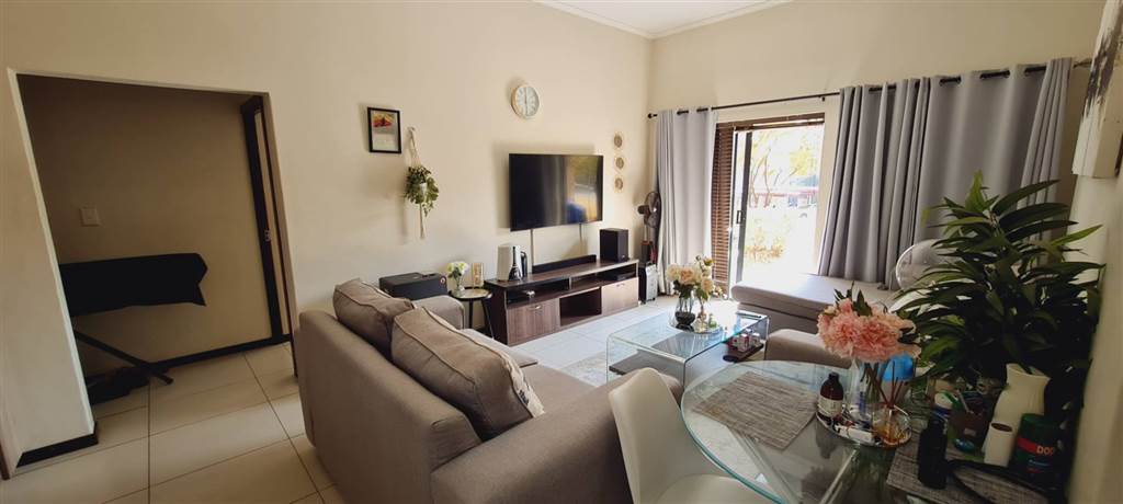2 Bed Apartment in Roodepoort Central photo number 14