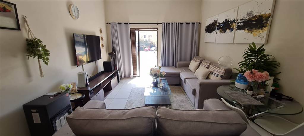 2 Bed Apartment in Roodepoort Central photo number 10