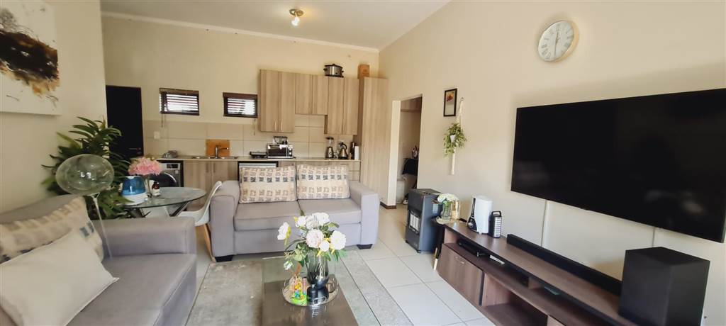 2 Bed Apartment in Roodepoort Central photo number 8