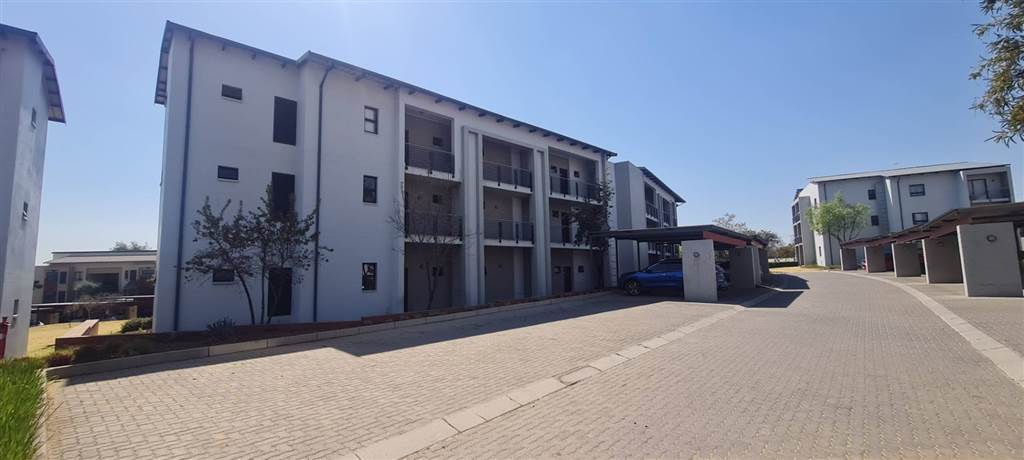 2 Bed Apartment in Roodepoort Central photo number 7